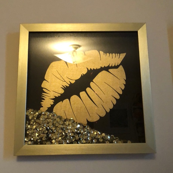 2 pieces of wall art